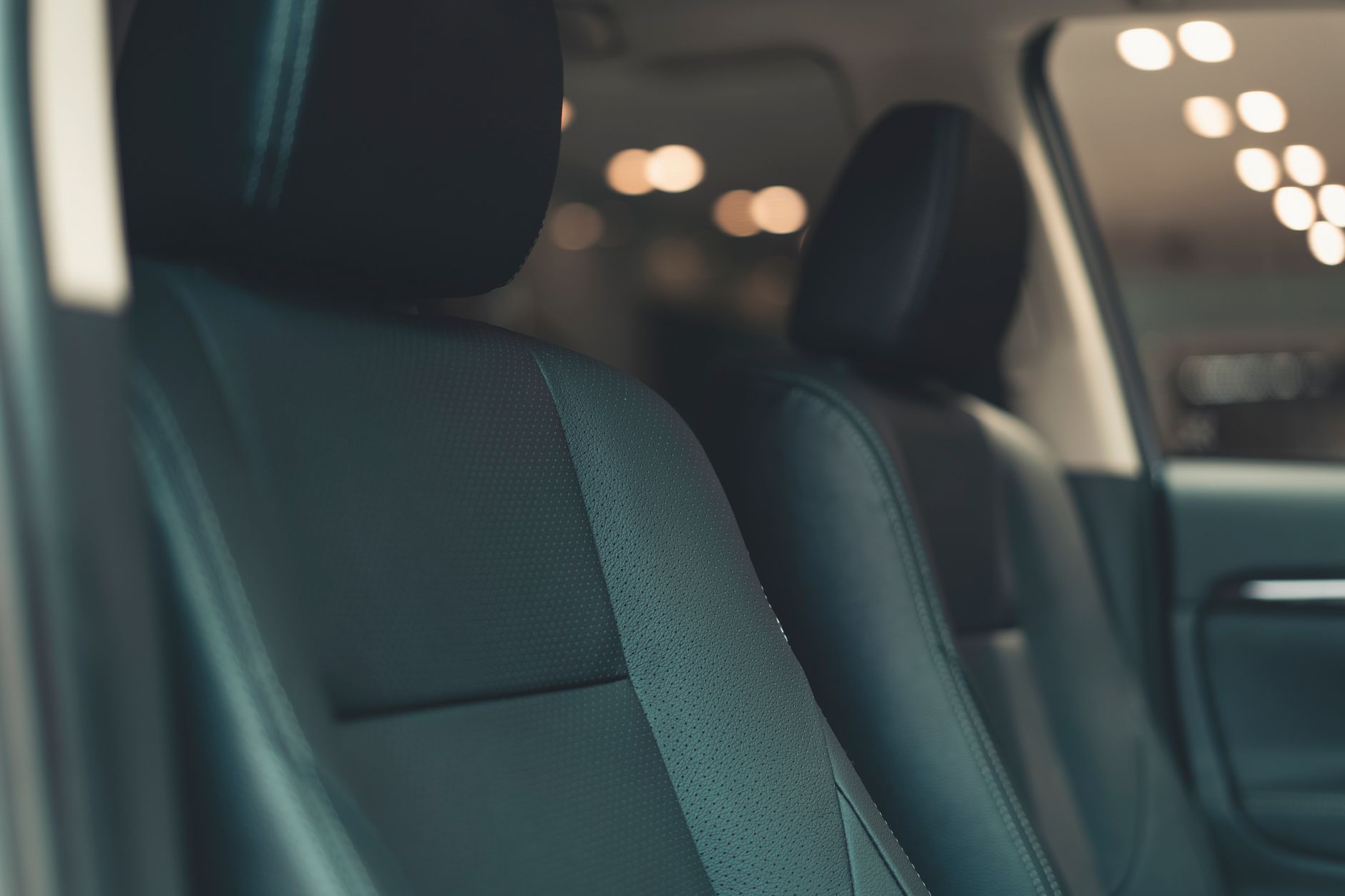 Auto-interijer sa svijetlom presvlakom nakon čišćenja